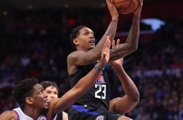  班凯罗暴扣点燃全场激情，魔术主场逆转战胜活塞